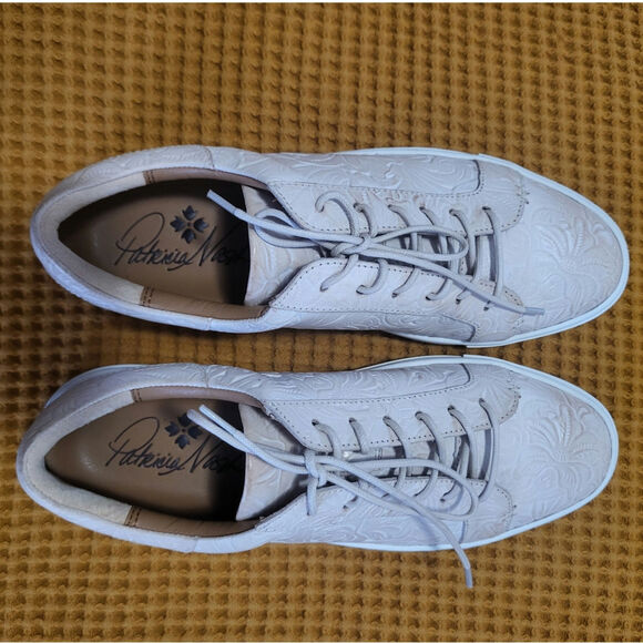 Patricia Nash Uma Tooled Sneaker Chalk GUC 9 - Picture 2 of 8